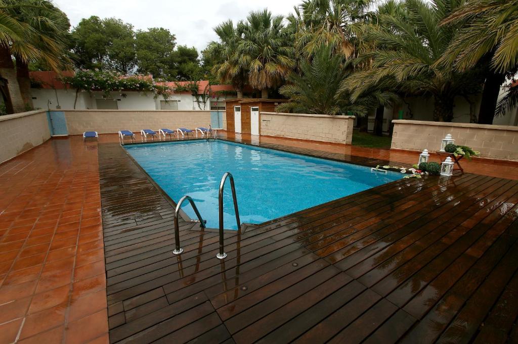 una gran piscina con terraza de madera en El Eden, en El Ejido