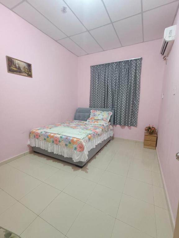 Postel nebo postele na pokoji v ubytování Manja homestay kuantan