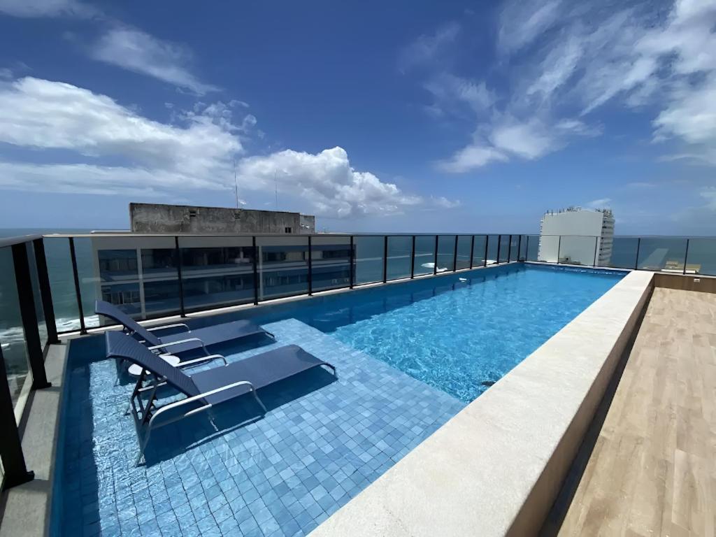 A piscina localizada em Apartamento na Barra ou nos arredores