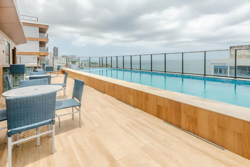 A piscina localizada em Apartamento na Barra ou nos arredores