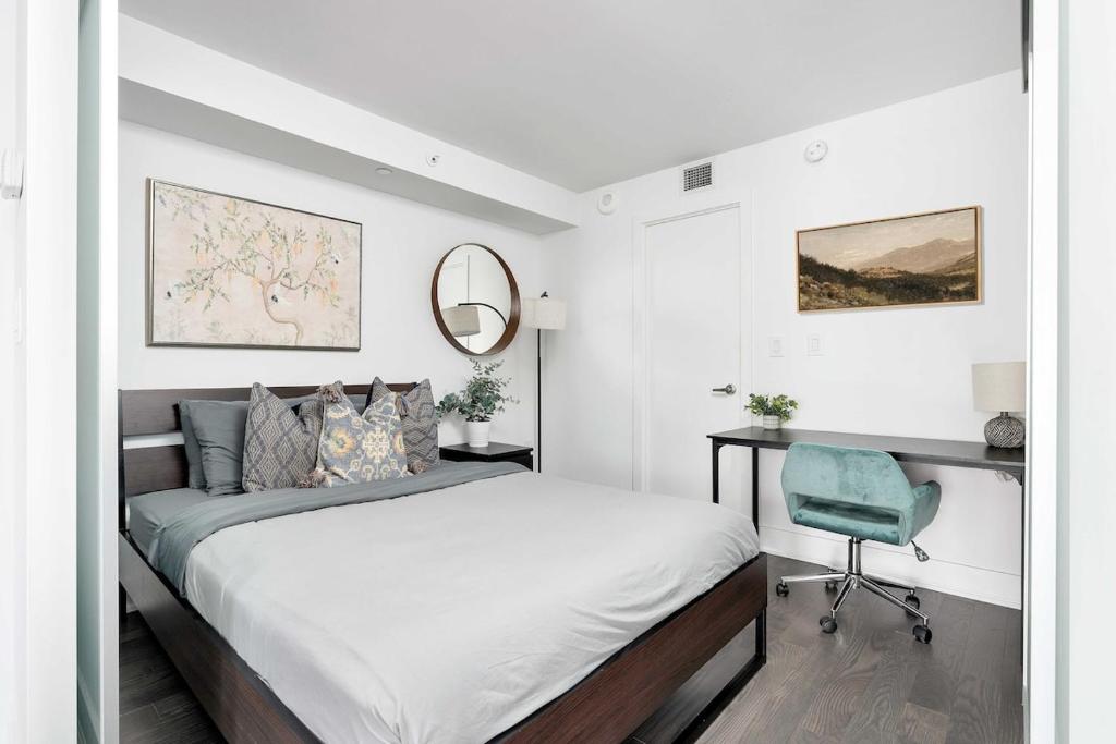 Ένα ή περισσότερα κρεβάτια σε δωμάτιο στο Delightful Condo Beside U of T - Sleeps 3