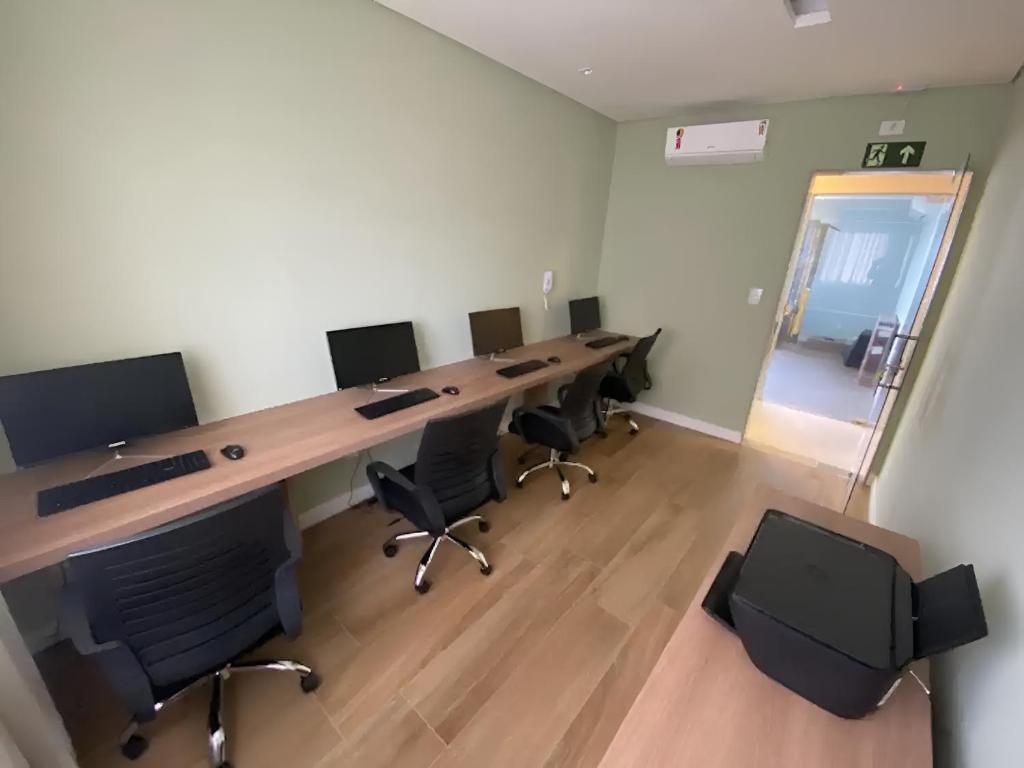 Uma TV ou centro de entretenimento em Apartamento na Barra