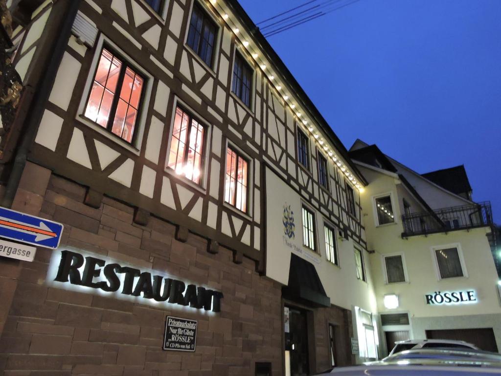 een gebouw met een bord aan de zijkant bij Hotel Restaurant Rössle in Calw