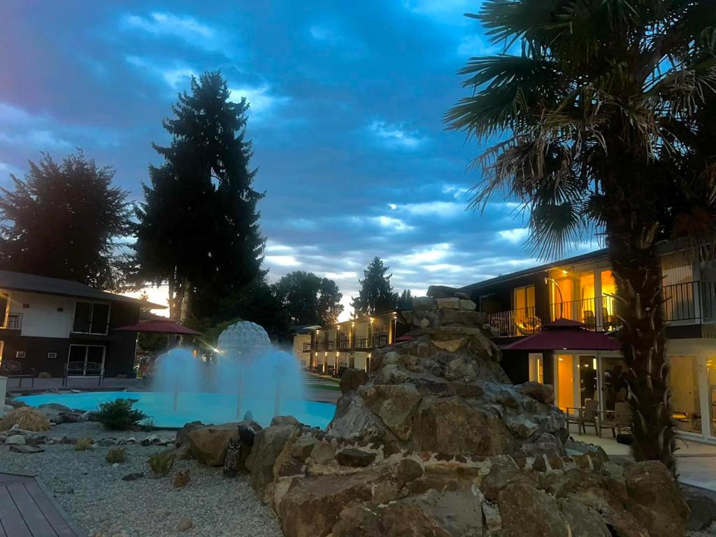 Bazén v ubytování Interurban Suites Hotel nebo v jeho okolí