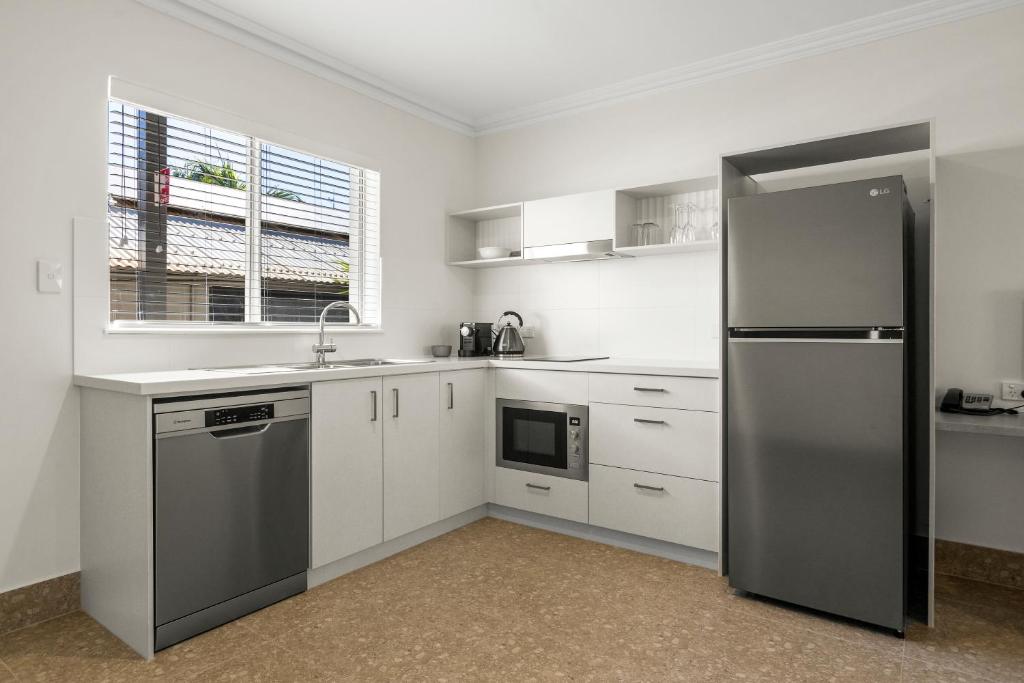 Kuchyň nebo kuchyňský kout v ubytování Moonlight Bay Suites