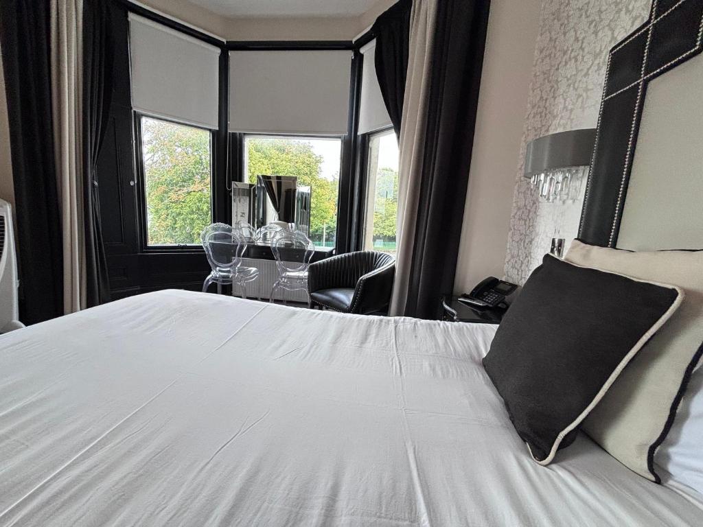 Richmond Park Hotel - Deluxe Queen Room