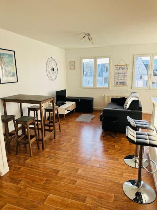 un salon avec un canapé et une table dans l'établissement Appartement Escale Paquebot Confort et Élégance, à Saint-Nazaire