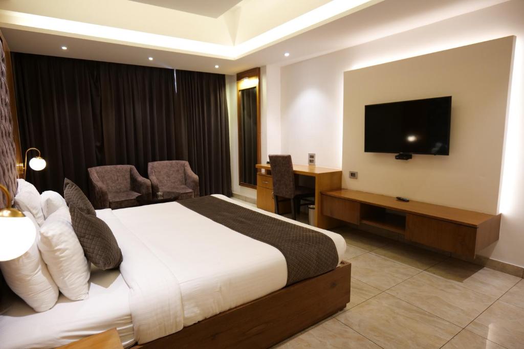 The Emerald Grand - Deluxe King Room
