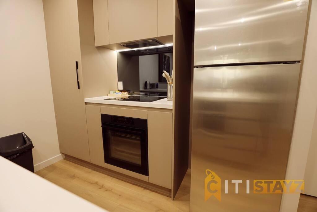 Η κουζίνα ή μικρή κουζίνα στο Ruby Red, 1Bd 1Bth Apt - Woden CBD