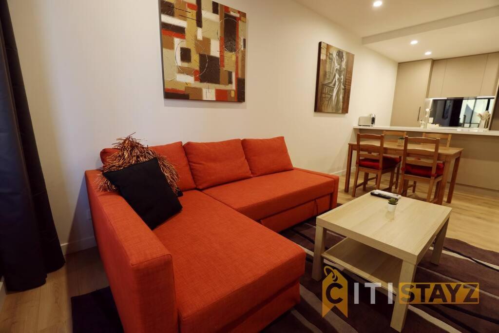 Χώρος καθιστικού στο Ruby Red, 1Bd 1Bth Apt - Woden CBD