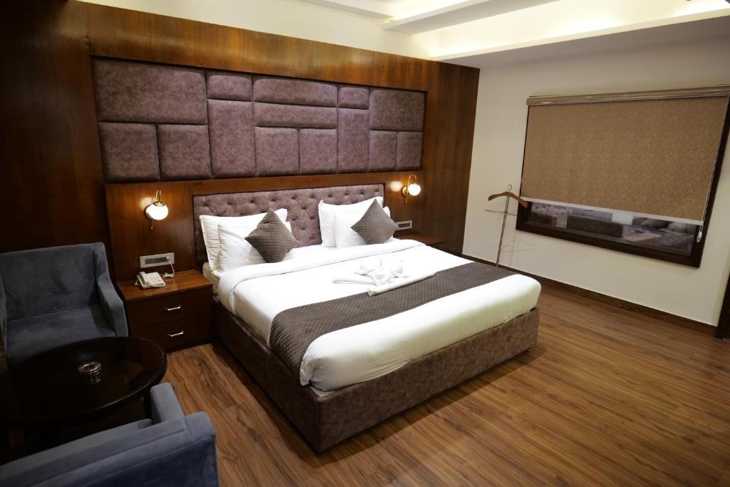 The Emerald Grand - Suite With Balcony