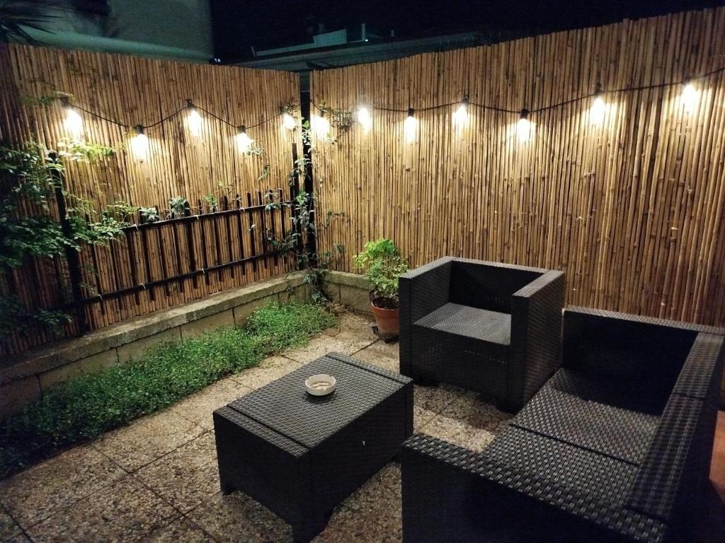a backyard with a fence and a chair and a table at Casa Beatrice in Albinia