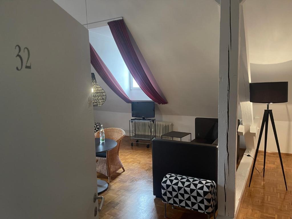 TV a/nebo společenská místnost v ubytování WHLIVING - Apartments & Studios in Konstanz