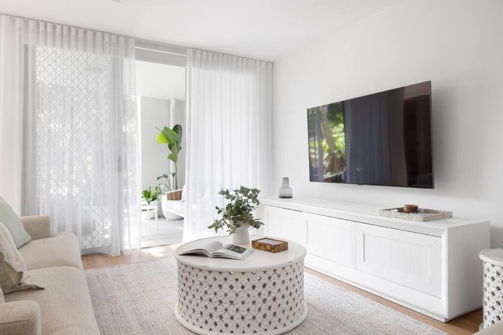 TV a/nebo společenská místnost v ubytování Villa Two Coolum, opposite beach, 4 pools