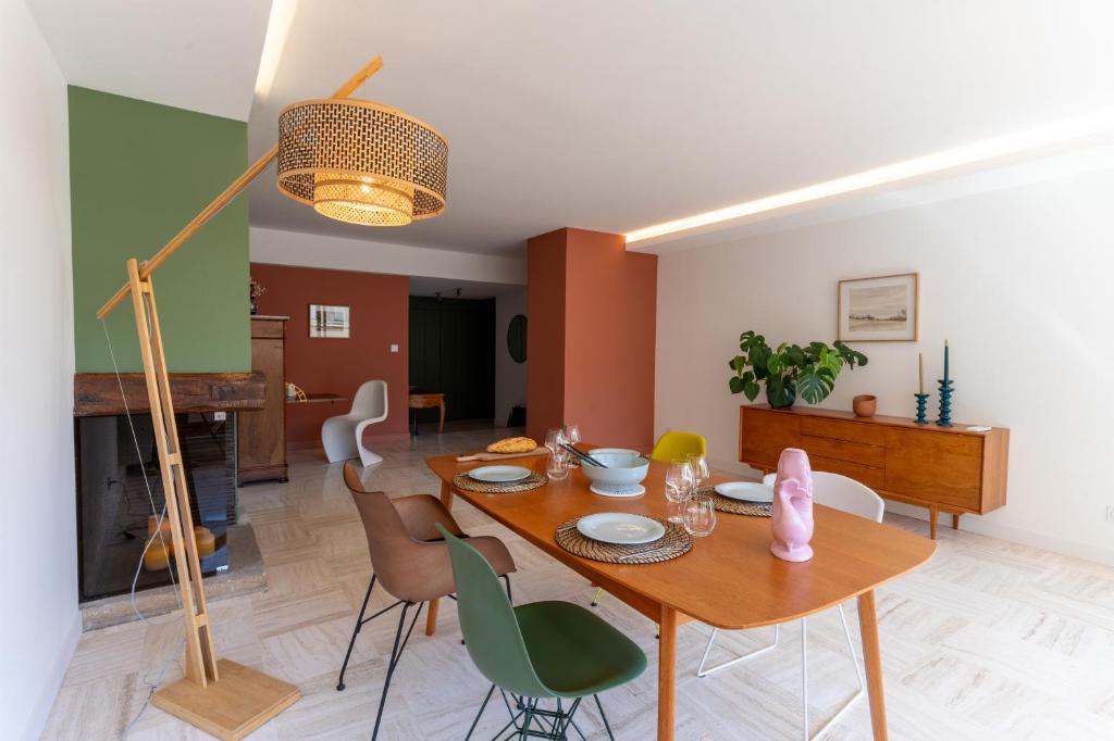 une salle à manger et un salon avec une table et des chaises dans l'établissement Le 17 - Centre historique avec garage -, à Avignon