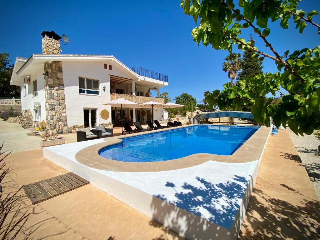 Bazén v ubytování B&B Casa Mil Sueños nebo v jeho okolí
