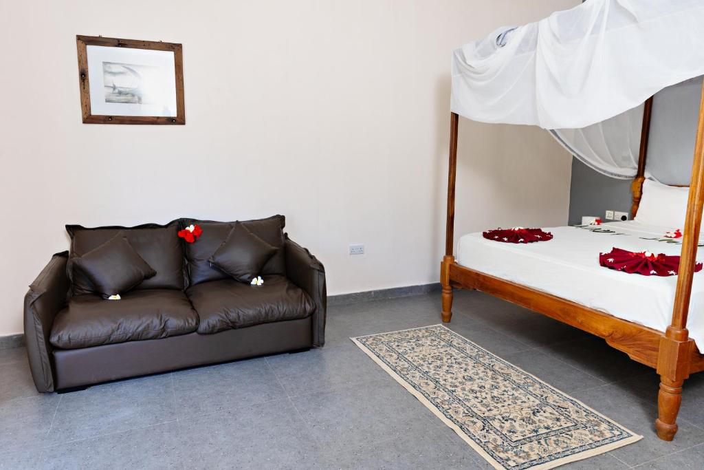 Postel nebo postele na pokoji v ubytování Tanzanite Beach Resort