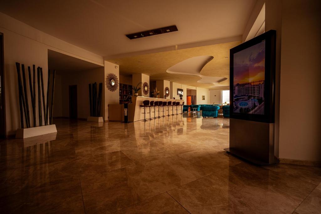 TV a/nebo společenská místnost v ubytování Alcor Beach Hotel