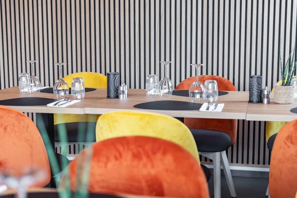 a group of tables with chairs and wine glasses on them at La Différence in Vichten