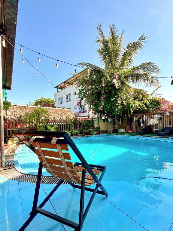 una silla sentada frente a una piscina en Gecko Backpackers Hostel, en Ninh Binh