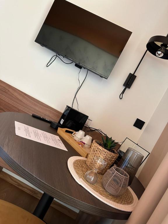 a room with a table with a television on a wall at La Différence in Vichten