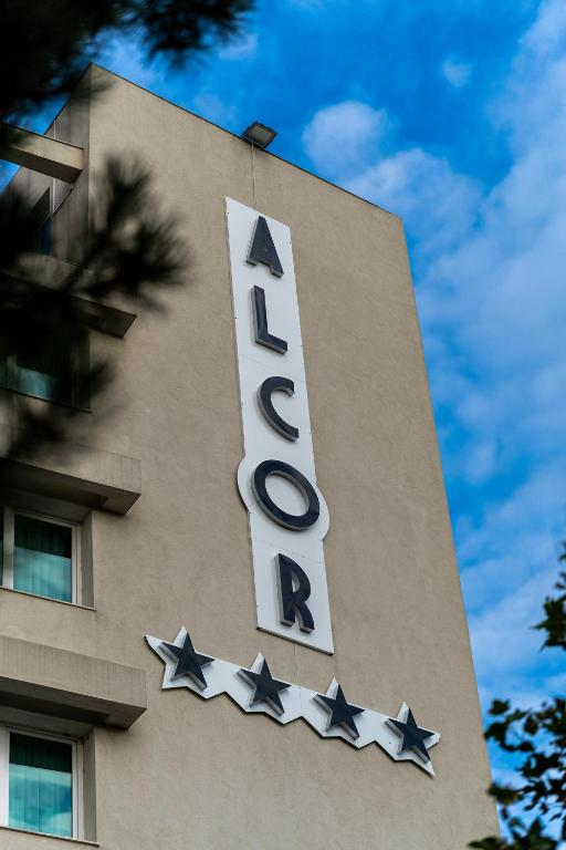 Certifikát, hodnocení, plakát nebo jiný dokument vystavený v ubytování Alcor Beach Hotel