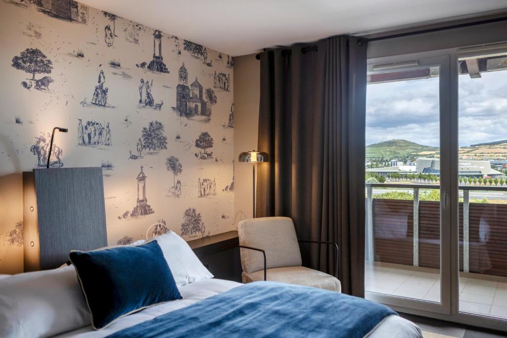 Postel nebo postele na pokoji v ubytování Best Western Plus Hôtel Gergovie