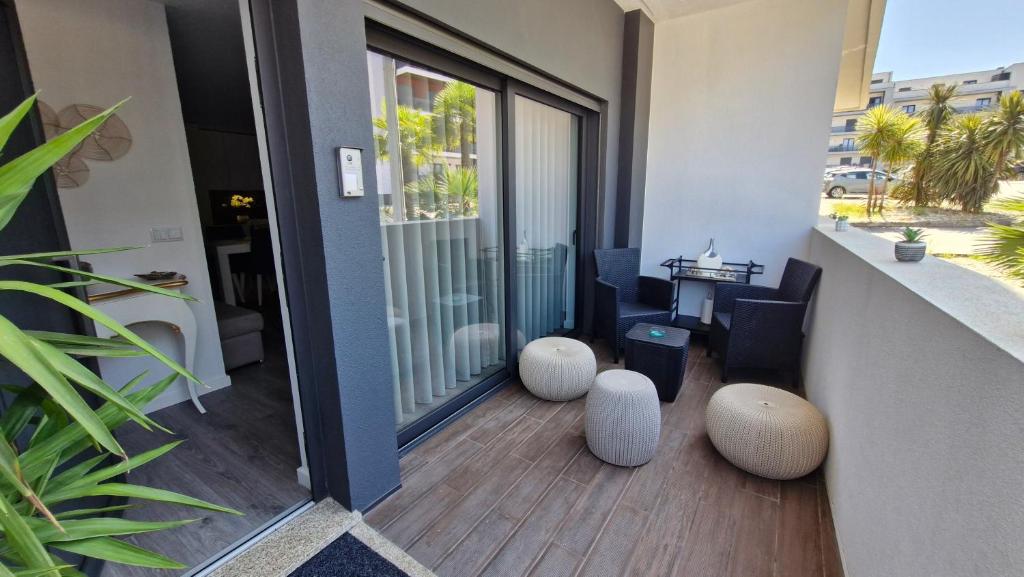 a room with a balcony with a table and chairs at Appartement Ponte de lima in Ponte de Lima