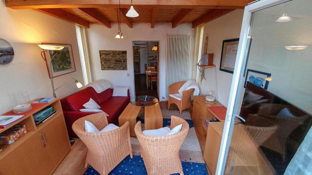 グンマースバッハにあるFerienwohnung am Obstgartenのソファとテーブルと椅子のあるリビングルーム