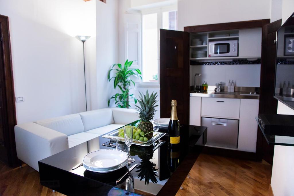 ローマにあるPgrHome Luxury Apartments Parioneのリビングルーム(白いソファ、テーブル付)