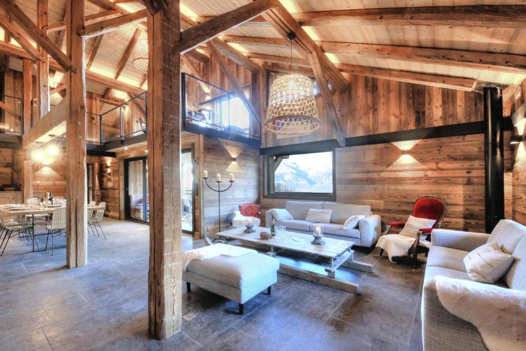 - un salon avec des murs et des plafonds en bois dans l'établissement Picherie haut - 15 Pax - Calme - Vue Montagne, à Saint-Gervais-les-Bains