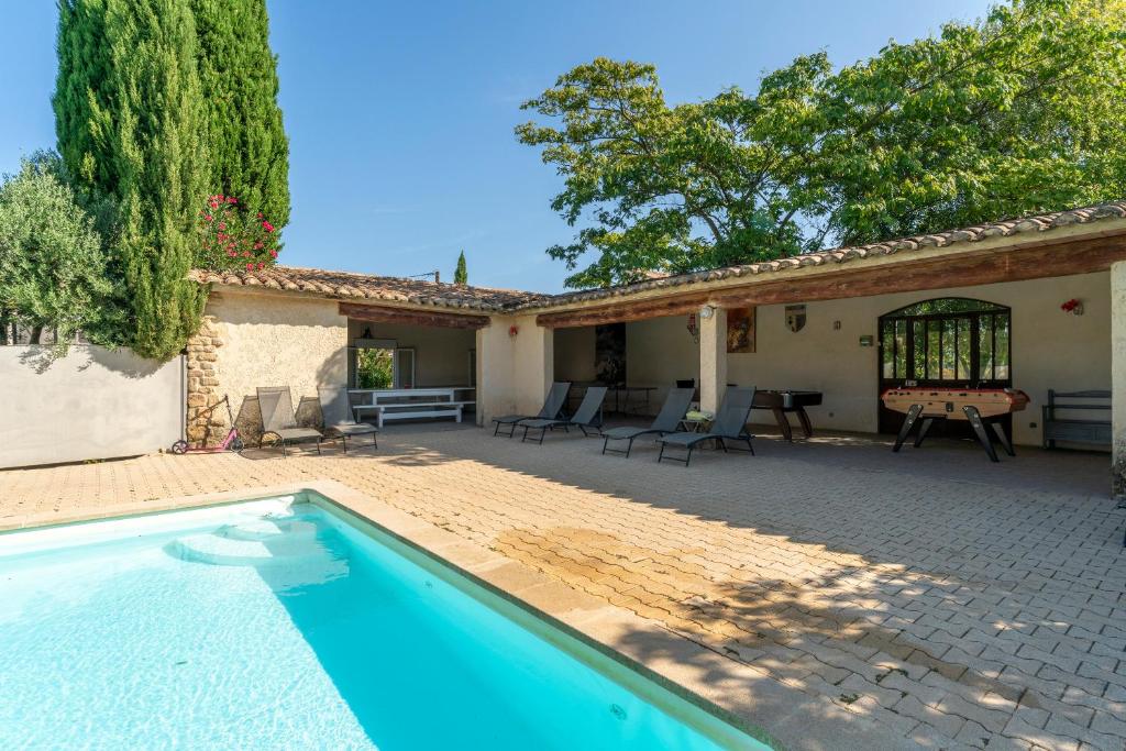 una casa con piscina y patio en L'ensemble du gîte de Tante Berthe, en Camaret-sur-Aigues