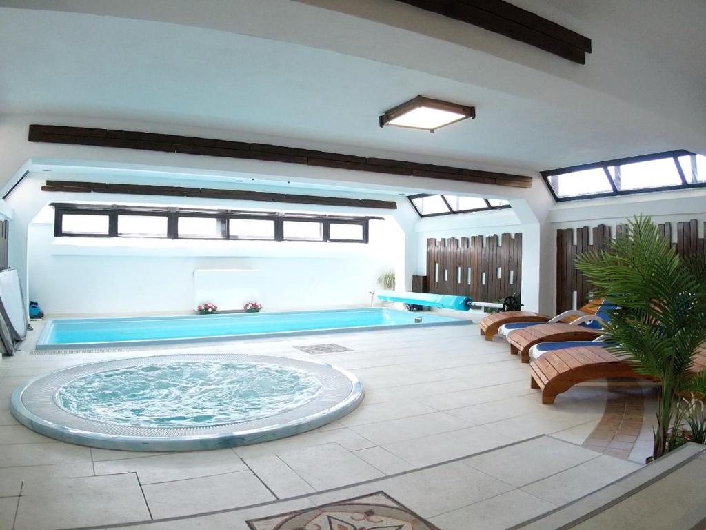 Bazén v ubytování Resort Sf Petru nebo v jeho okolí