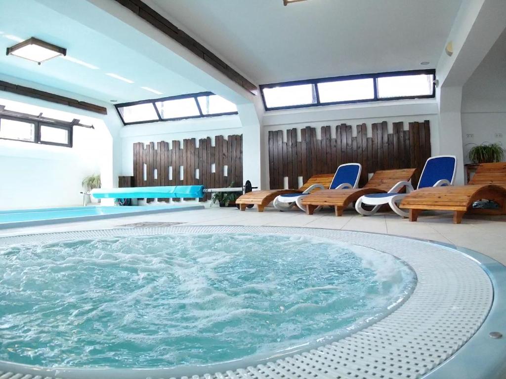 Bazén v ubytování Resort Sf Petru nebo v jeho okolí