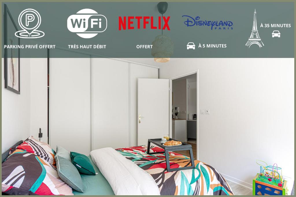 une chambre avec un lit et une table à baldaquin dans l'établissement Sweet Home Disney, à Magny-le-Hongre