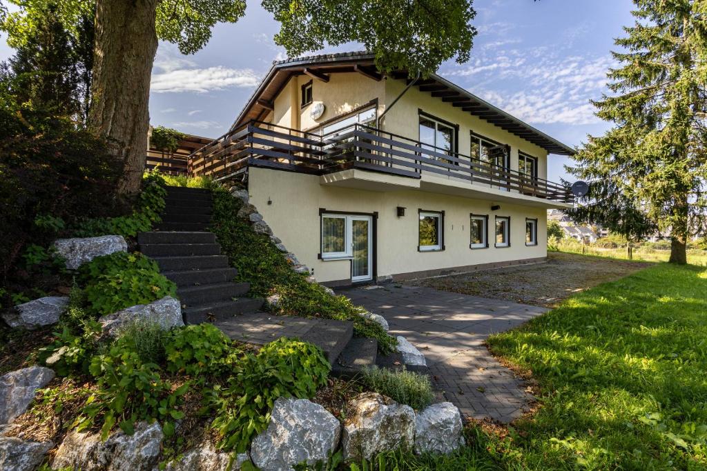 Una casa con una escalera que conduce a ella. en Zum Holzknecht, en Willingen