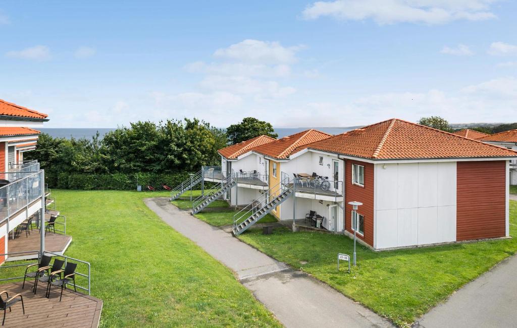 a row of houses in a yard with grass at Gudhjem Søpark Lejl 33 in Gudhjem