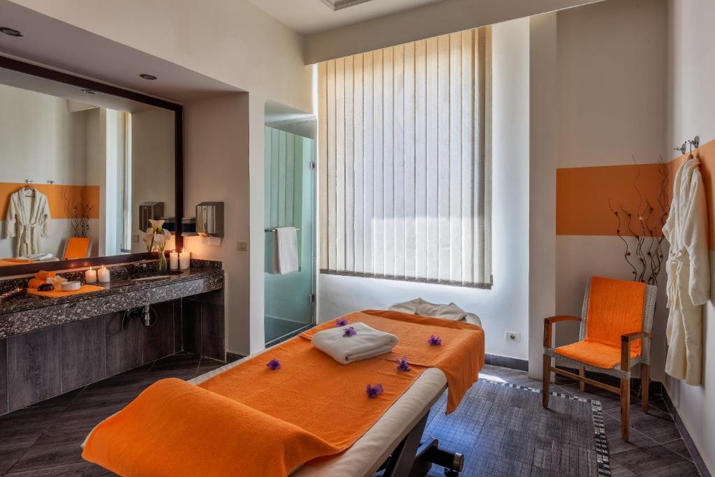 Кровать или кровати в номере Cleopatra Luxury Resort Makadi Bay (Adults Only)