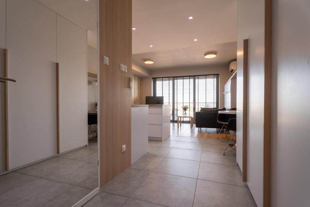 TV a/nebo společenská místnost v ubytování Capital Towers Sunrise Premium 14 piętro / 14th floor