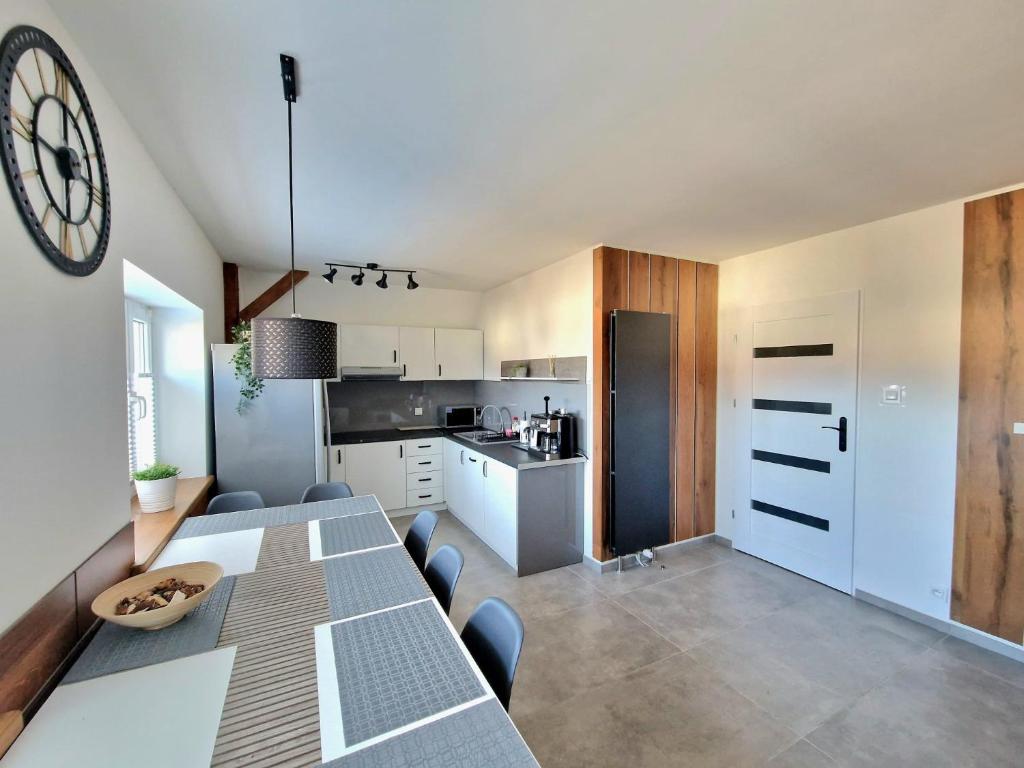Kuchyňa alebo kuchynka v ubytovaní Apartamenty Promyk Wisełka