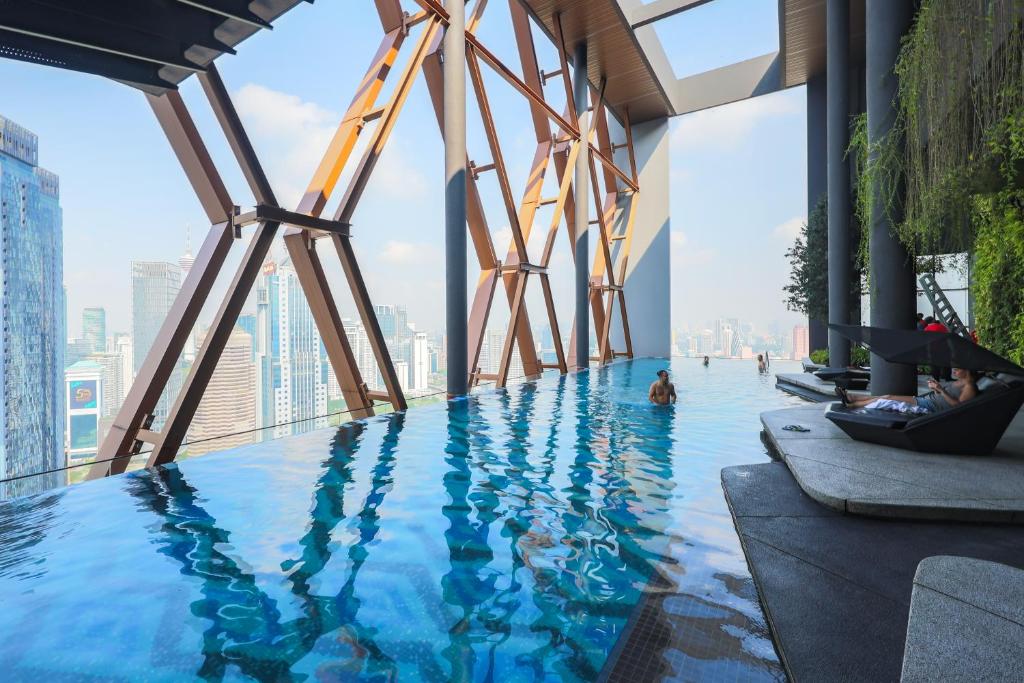 Πισίνα στο ή κοντά στο Scarletz Suites KLCC by MyKey
