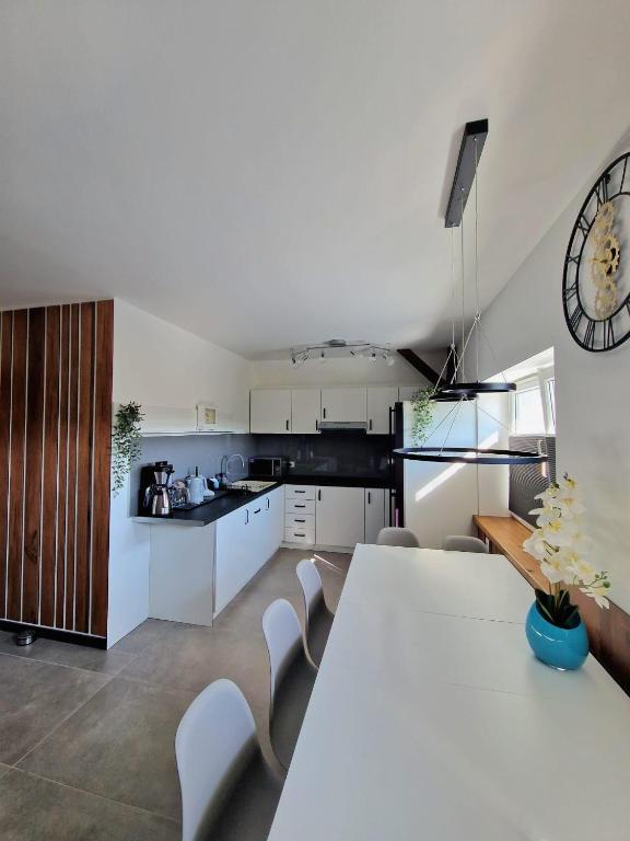 Kuchyňa alebo kuchynka v ubytovaní Apartamenty Promyk Wisełka