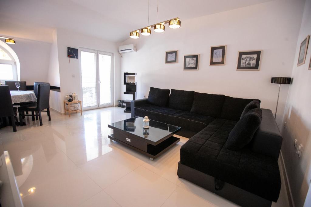 Χώρος καθιστικού στο Lake View Double Balcony City Center Apartment in Ohrid