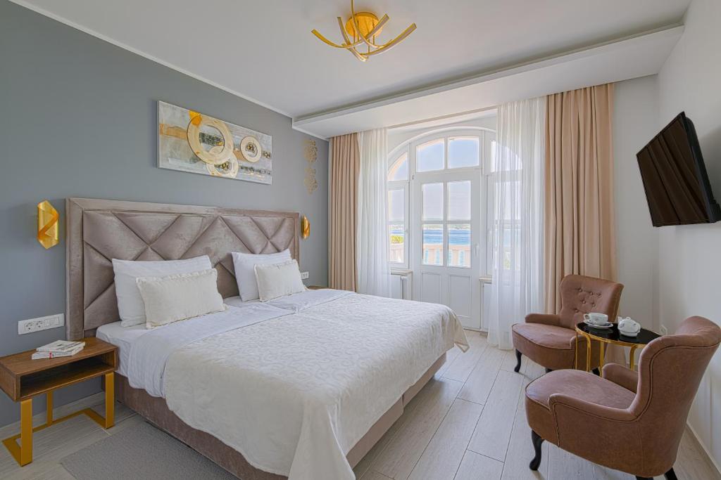 Postel nebo postele na pokoji v ubytování Heritage Hotel Stypia