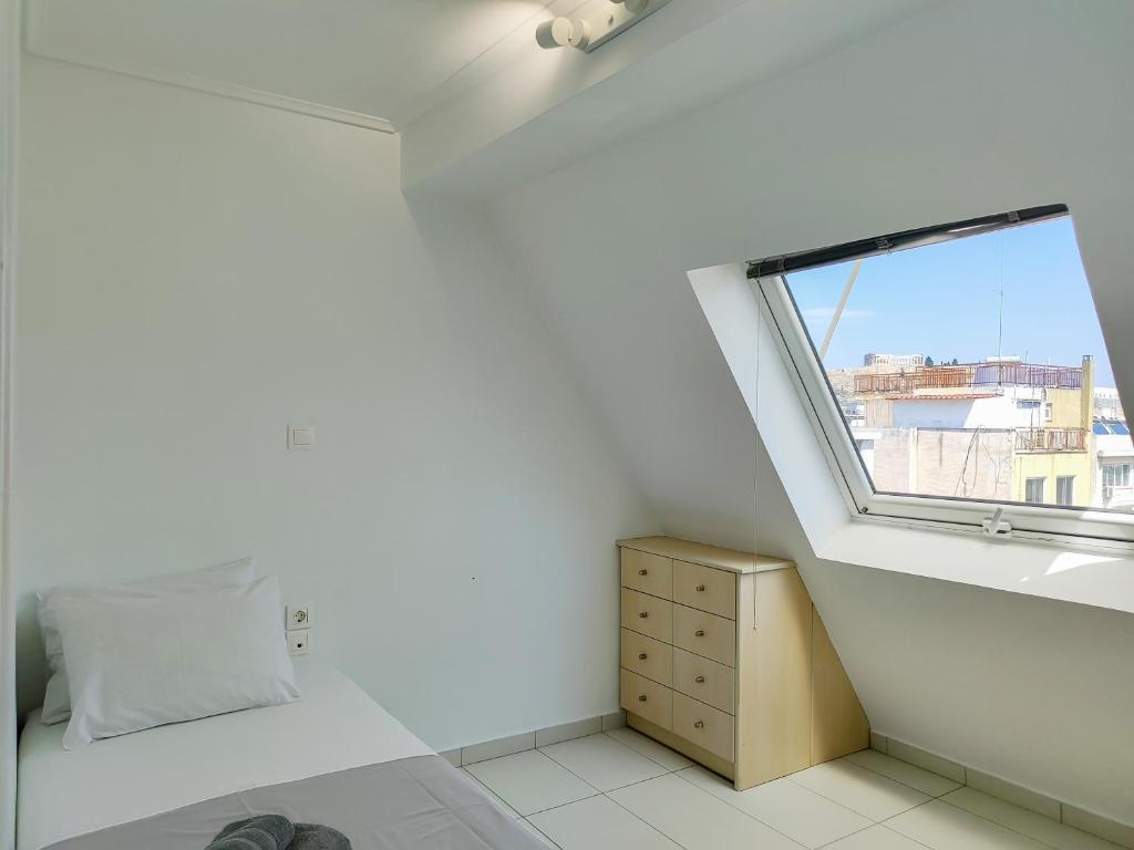 Posteľ alebo postele v izbe v ubytovaní KYMA Apartments - Athens Acropolis 15