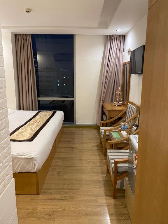 Postel nebo postele na pokoji v ubytování Nhat Linh Hotel & Suites Da Nang