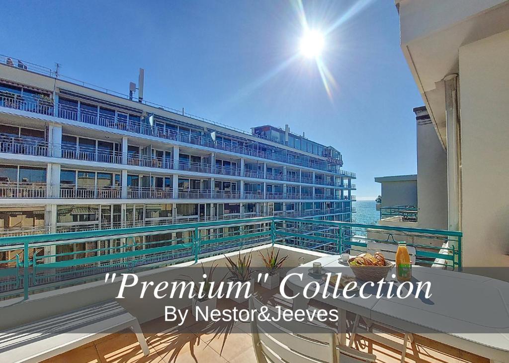 un grand bâtiment avec l'océan en arrière-plan dans l'établissement Nestor&Jeeves - LA MAREE BLEUE - TERRACE - NEAR BEACH, à Nice