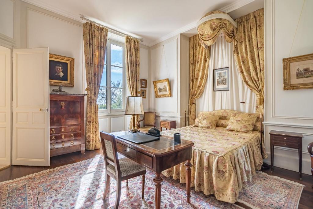 a bedroom with a desk and a bed and a desk sidx sidx sidx at Château de famille - Dangeul - 15 personnes in Dangeul