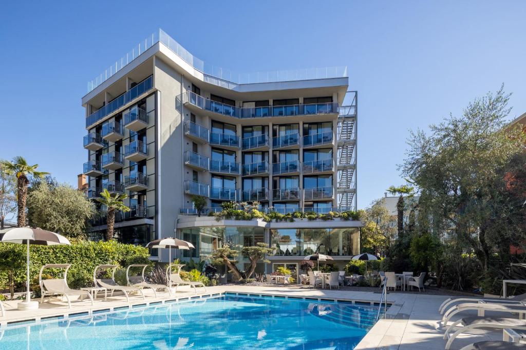 Bazén v ubytování Garda Suite Hotel - Tonelli Hotels nebo v jeho okolí