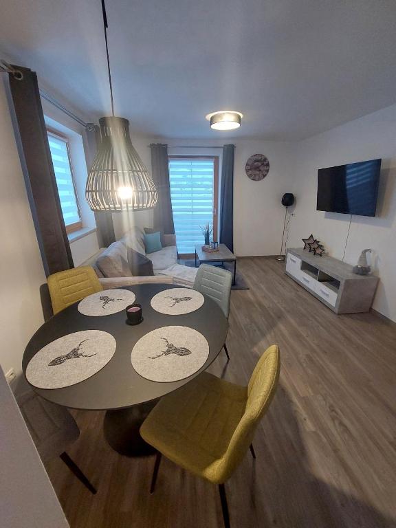 TV a/nebo společenská místnost v ubytování Landhaus Nageler